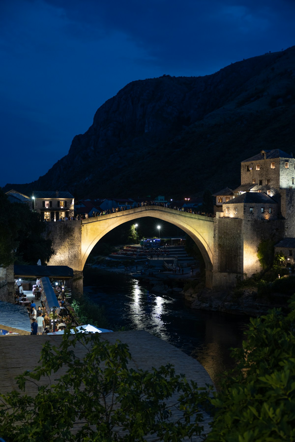 De oude brug van Mostar boven de Neretva, Bosnië-Herzegovina
